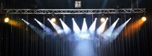 große Lichtinstallation an abgehängter Traverse für eine BühnenshowBühnenshow